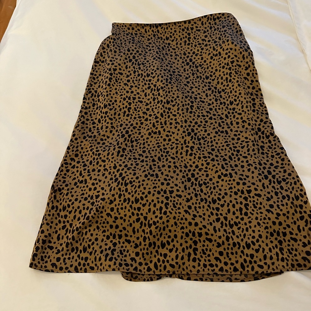 Silky leopard midi skirt. Size L
